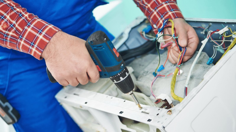 Gaziemir Ariston Ariston çamaşır makinesi kart tamiri – Su almama arızası orijinal parça ile giderildi. - Teknik servis örneği